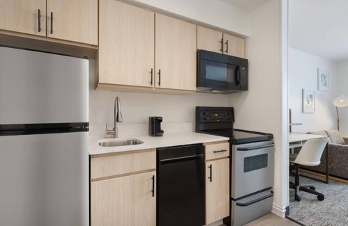 Westshore Hotel | King Suite with Outdoor Swimming Pool Perfect for Trips Near Tampa Attractions