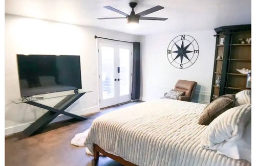 Sandy Apartment | King Suite with Year Round Spa-Perfect Ski Access