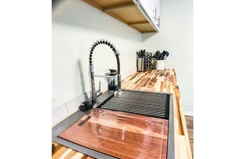 Sandy Apartment | King Suite with Year Round Spa-Perfect Ski Access