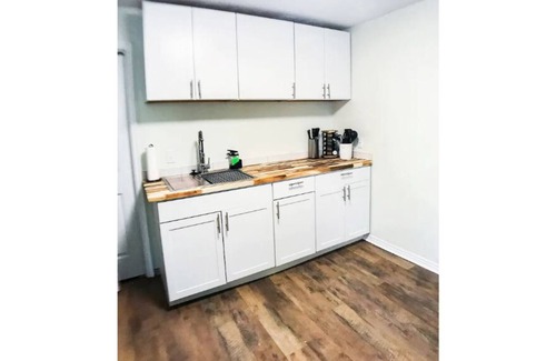Sandy Apartment | King Suite with Year Round Spa-Perfect Ski Access