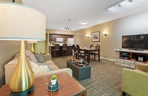 Oro-Medonte Condo | KingBed+Kitchen+JacuzziTub+Pool+HotTub+Sauna