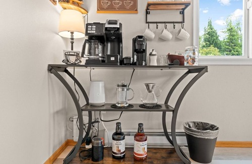 Port Angeles House | KingBeds/FastWiFi/CoffeeBar/FencedYard/OlympicView/Central location