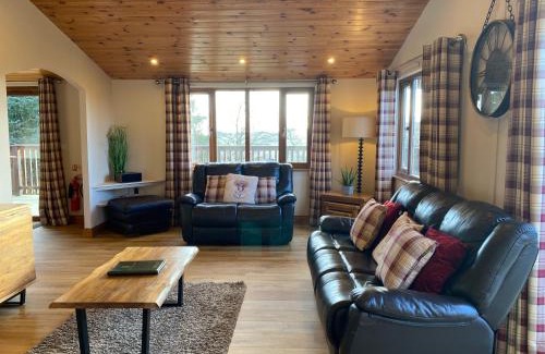 Cupar Ski Chalet | Kingfisher Lodge with Hot Tub