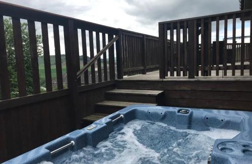 Cupar Ski Chalet | Kingfisher Lodge with Hot Tub