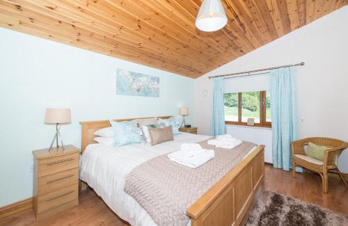 Cupar Ski Chalet | Kingfisher Lodge with Hot Tub