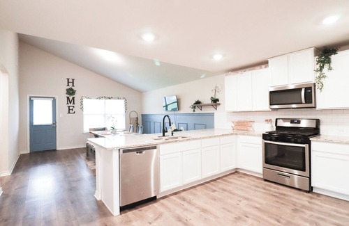 Medina Valley House | Kinglsey Oasis – The Perfect Family Getaway w/Resort Amenities, Pet Friendly!
