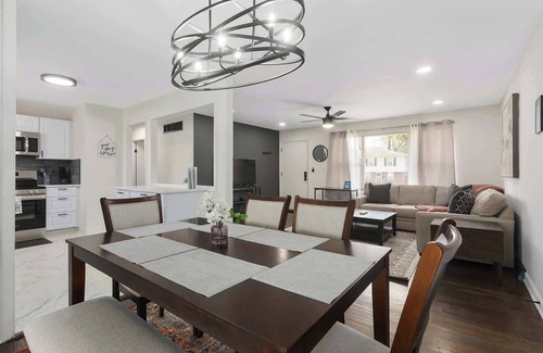 Lee's Summit House | Kings Beds w/TV's Steps to Shops NEW