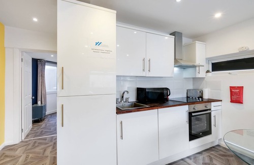 London Borough of Ealing Apartment | Kings House Apartment Hayes, West London Apt A