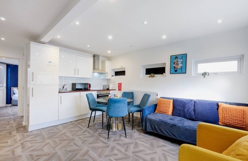 London Borough of Ealing Apartment | Kings House Apartment Hayes, West London Apt A