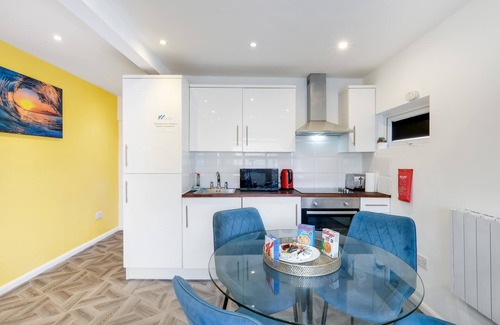 London Borough of Ealing Apartment | Kings House Apartment Hayes, West London Apt A