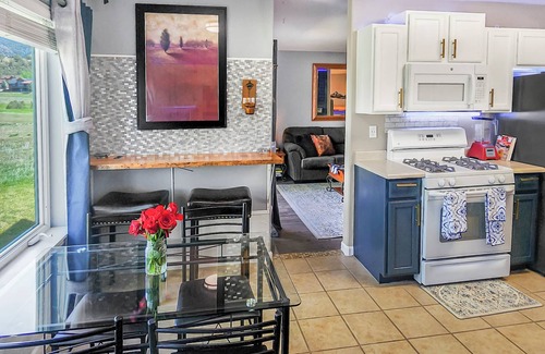 Glenwood Springs Condo | Kings & Queens Autumn Oasis· 2 Kings + 2 Queen Sofas · Mtn Views-Near Glenwood