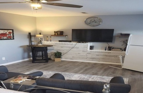 Bellevue House | Kings s size bed king The entrance through the front door Long term is availabl