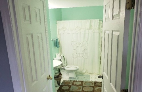 Bellevue House | Kings s size bed king The entrance through the front door Long term is availabl