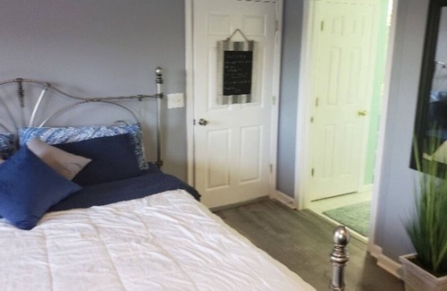 Bellevue House | Kings s size bed king The entrance through the front door Long term is availabl