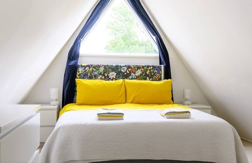 Great Mongeham Cabin | Kingsdown Coastal Home in Kent With Sea View- Sleeps 6
