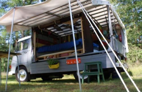 Kropswolde Other | Kingsize Bed on Wheels en Tiny Red House