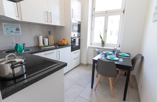 Favoriten Apartment | Kingsize Bedroom Apt Central Station Wien