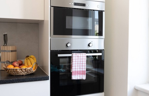 Favoriten Apartment | Kingsize Bedroom Apt Central Station Wien
