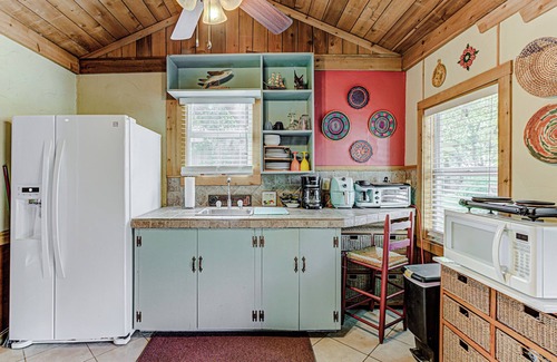 Kingsland Cottage | Kingsland Casita – Charming Lakeview Cottage for 4 w/Lake Access!