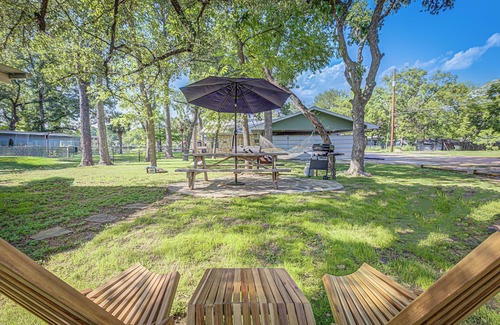 Kingsland Cottage | Kingsland Casita – Charming Lakeview Cottage for 4 w/Lake Access!