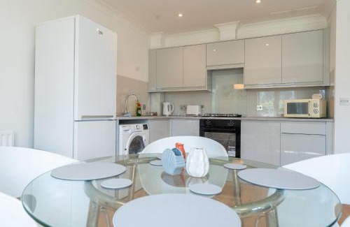 Norbiton Apartment | Kingston Centre Location 2-Bed Flat Sleeps 5