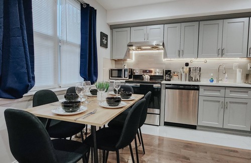 Center City Apartment | KingSuite/3 King Beds/Pool Table/Ping-Pong Table