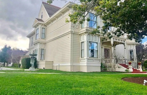 Salinas House | KINGSUITE in Mansion Mins to Beach Monterey Carmel