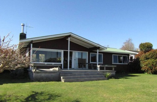 Kinloch House | Kinloch Lakefront Bach - includes linen and WiFi