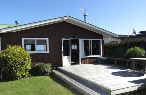 Kinloch House | Kinloch Lakefront Bach - includes linen and WiFi