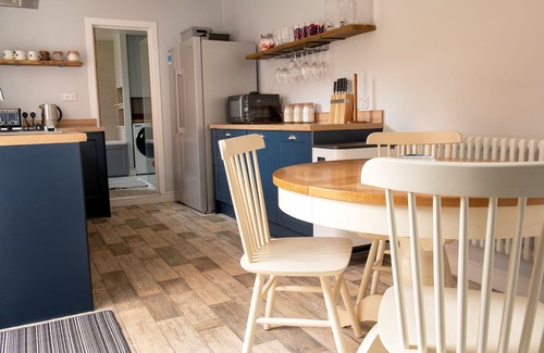 Cromer House | Kippers Cottage family getaway 500m from the beach