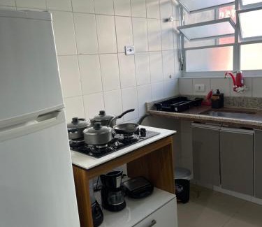Jardim Virginia Apartment | Kit net completa na Praia da Enseada