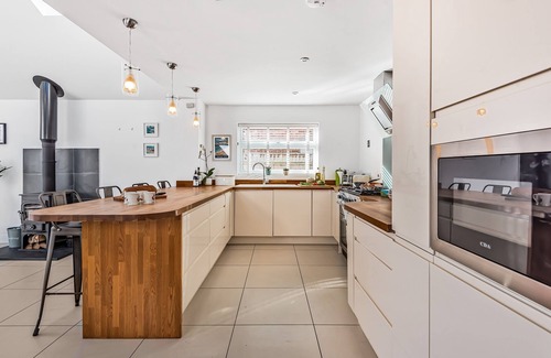 Highcliffe-on-Sea House | Kittiwake - in the heart of the coastal town of Highcliffe-on-Sea.