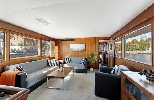 Eckernfoerde Boat Rental | Klassische Motoryacht Ocean Motion