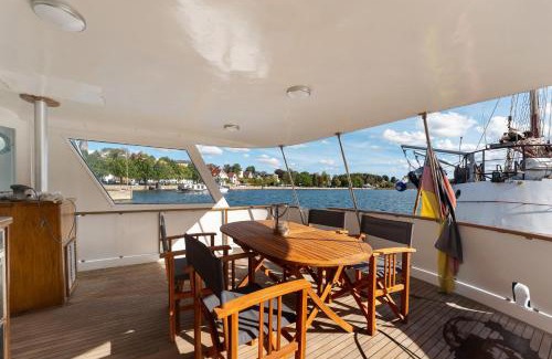 Eckernfoerde Boat Rental | Klassische Motoryacht Ocean Motion