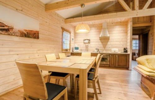 Debina House | Klimatyczny domek z drewna nad morzem