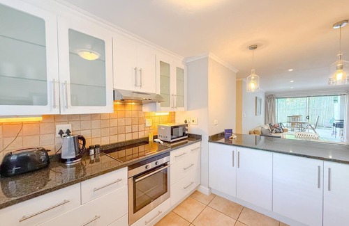 Knysna Apartment | Kloof Gardens: Pool & Braai with Lagoon Views