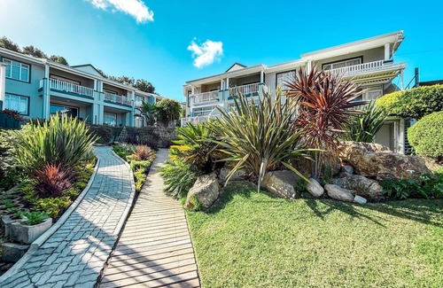 Knysna Apartment | Kloof Gardens: Pool & Braai with Lagoon Views