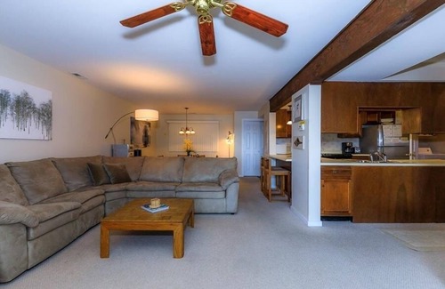 Osage Beach Condo | Knolls 1122 Updated 2 bedroom 2 bath, second tier condo with a view of the cove!