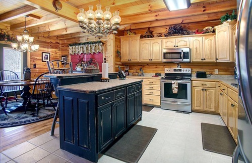Chalet Village North Cabin | KNOTTYWOOD 🌟 Upscale, Elegant, Award-Winning! You can split payments 3 ways.