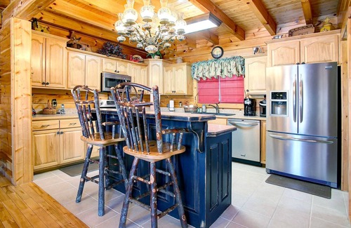 Chalet Village North Cabin | KNOTTYWOOD 🌟 Upscale, Elegant, Award-Winning! You can split payments 3 ways.