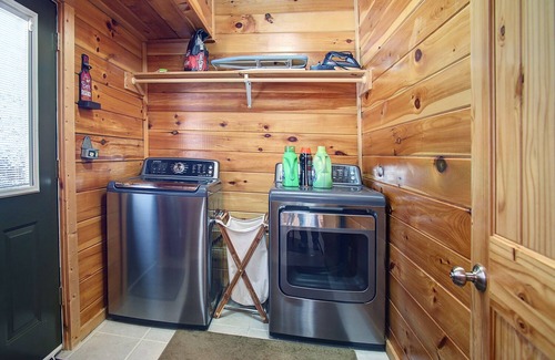 Chalet Village North Cabin | KNOTTYWOOD 🌟 Upscale, Elegant, Award-Winning! You can split payments 3 ways.
