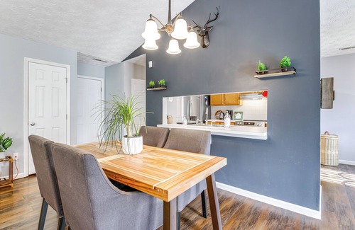Knoxville House | Knoxville Home w/Sunroom ~ 9 Mi to Downtown!