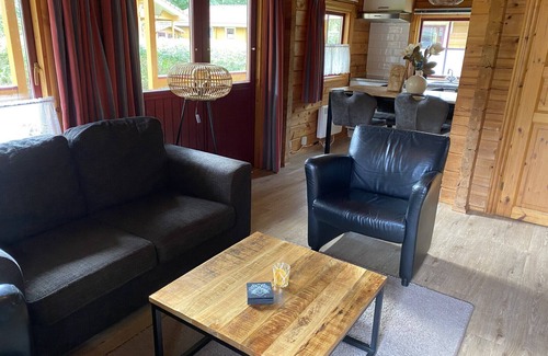 Gramsbergen Ski Chalet | Knus Chalet op Mooi Vakantiepark in het Mooie Vechtdal. Huisdier is Welkom!