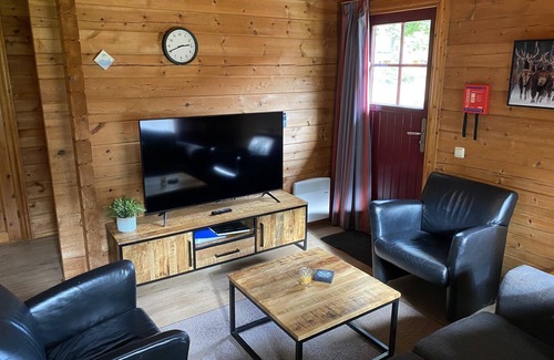Gramsbergen Ski Chalet | Knus Chalet op Mooi Vakantiepark in het Mooie Vechtdal. Huisdier is Welkom!
