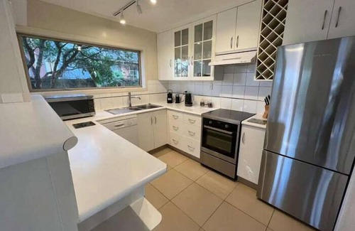 Kohimarama Apartment | Kohi Beach - 84 steps away! Spacious 2BR apartment