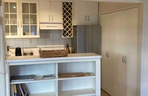 Kohimarama Apartment | Kohi Beach - 84 steps away! Spacious 2BR apartment