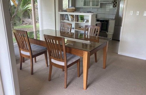 Kohimarama Apartment | Kohi Beach - 84 steps away! Spacious 2BR apartment