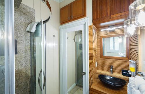 Venetian Road Settlement House | Kokomo Deluxe King - King Cottage