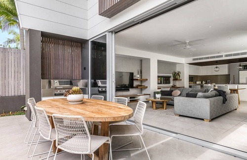 Byron Bay House | Kokos Beach House 2 - Belongil Beach pad with pool