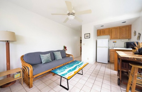 Kahaluu Bay Apartment | Kona coast studio, great rates free HS-WIFI, Parking, Walk to Magics & Kahalu'u